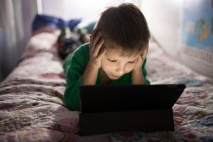 Excesso de telas: Imagem de Freepik.