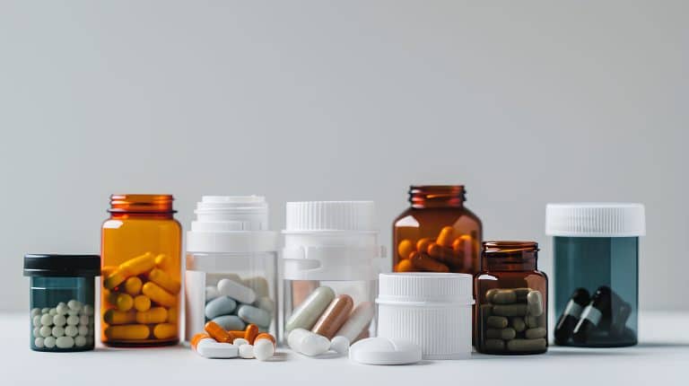 Frascos com diferentes tipos de Medicamentos, como cápsulas e comprimidos, ilustrando o uso controlado e a importância da receita médica para alguns tratamentos.