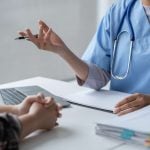 Pessoa aplicando medicamento injetável no abdômen com uma caneta, representando o uso da tirzepatida e os cuidados durante o tratamento.