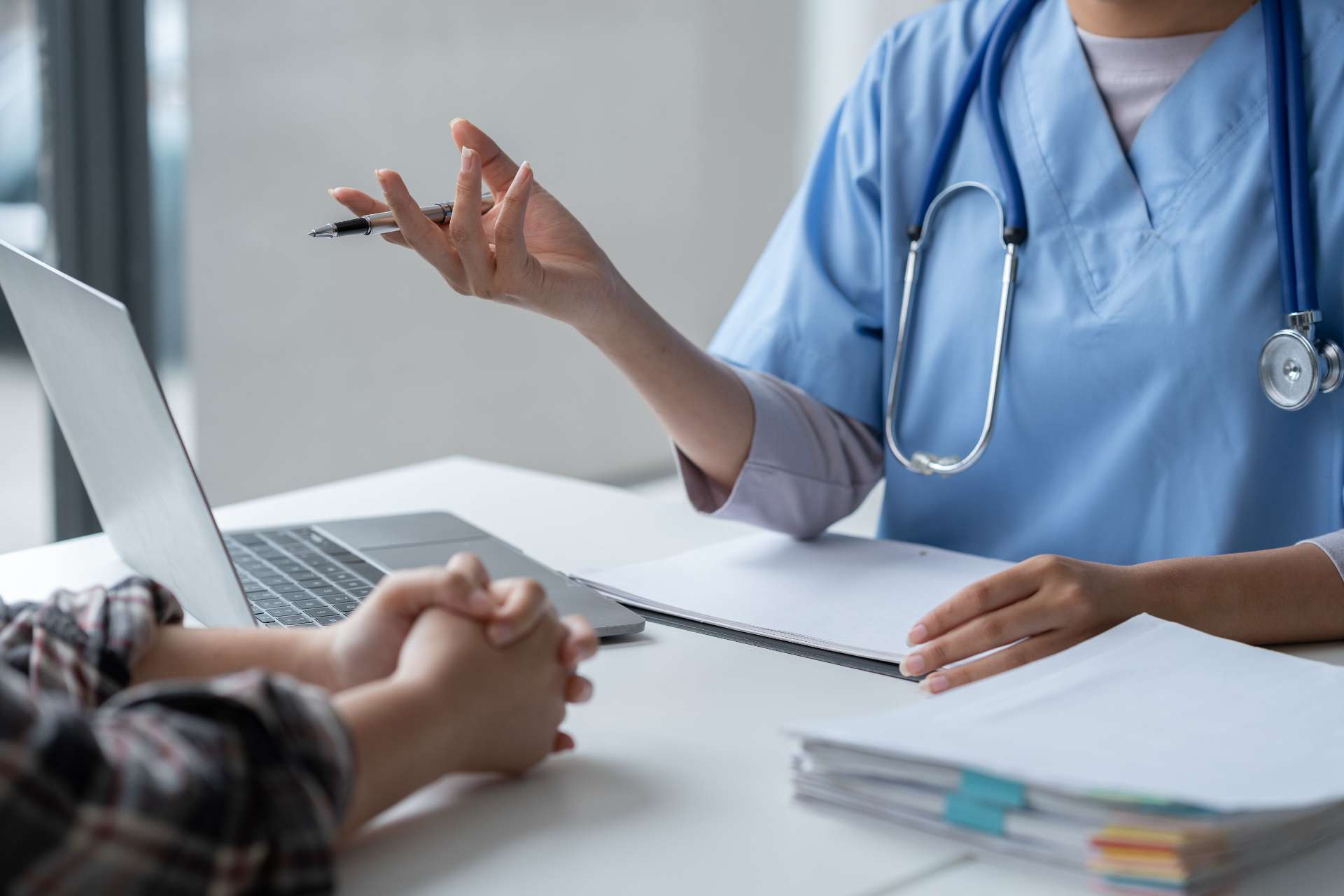 Pessoa aplicando medicamento injetável no abdômen com uma caneta, representando o uso da tirzepatida e os cuidados durante o tratamento.